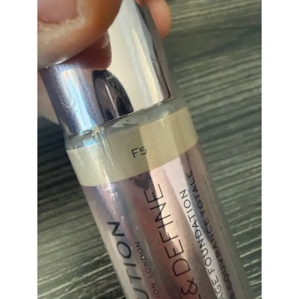 NWT REVOLUTION F5 Conceal & Define Full Coverage Foundation .77fl oz